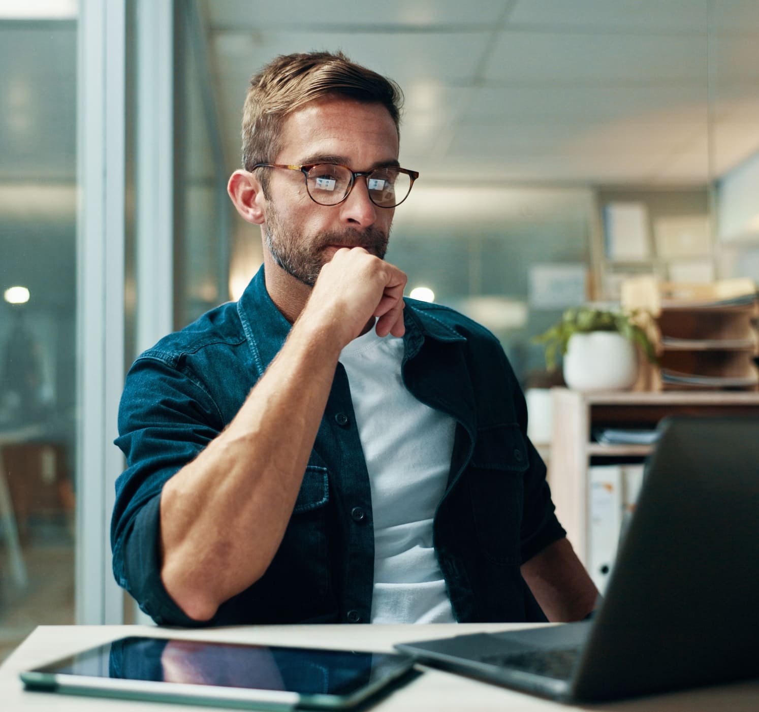 homme en réflexion sur la cybersécurité de son entreprise