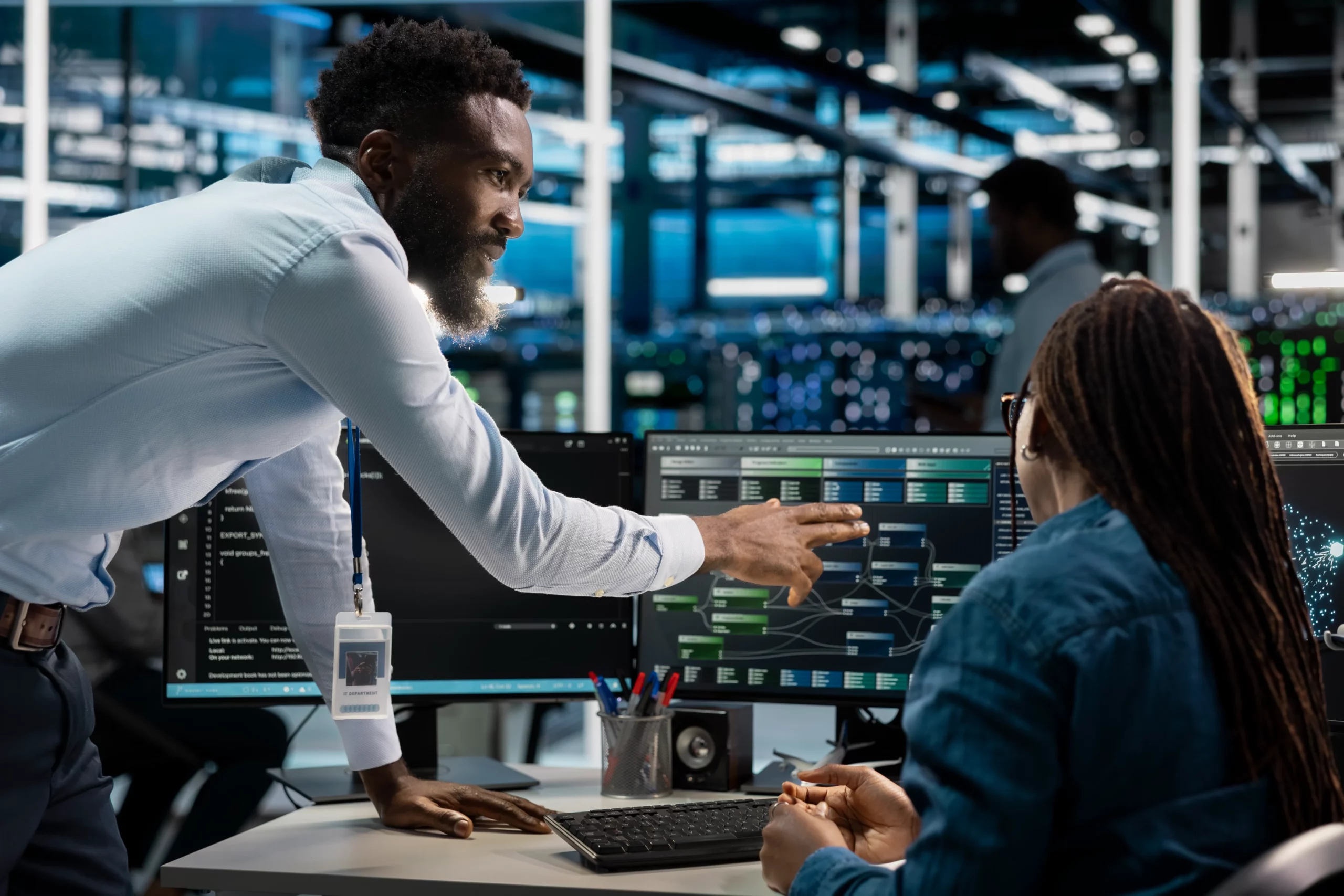 Techniciens Habyss en salle serveur analysant le monitoring réseau
