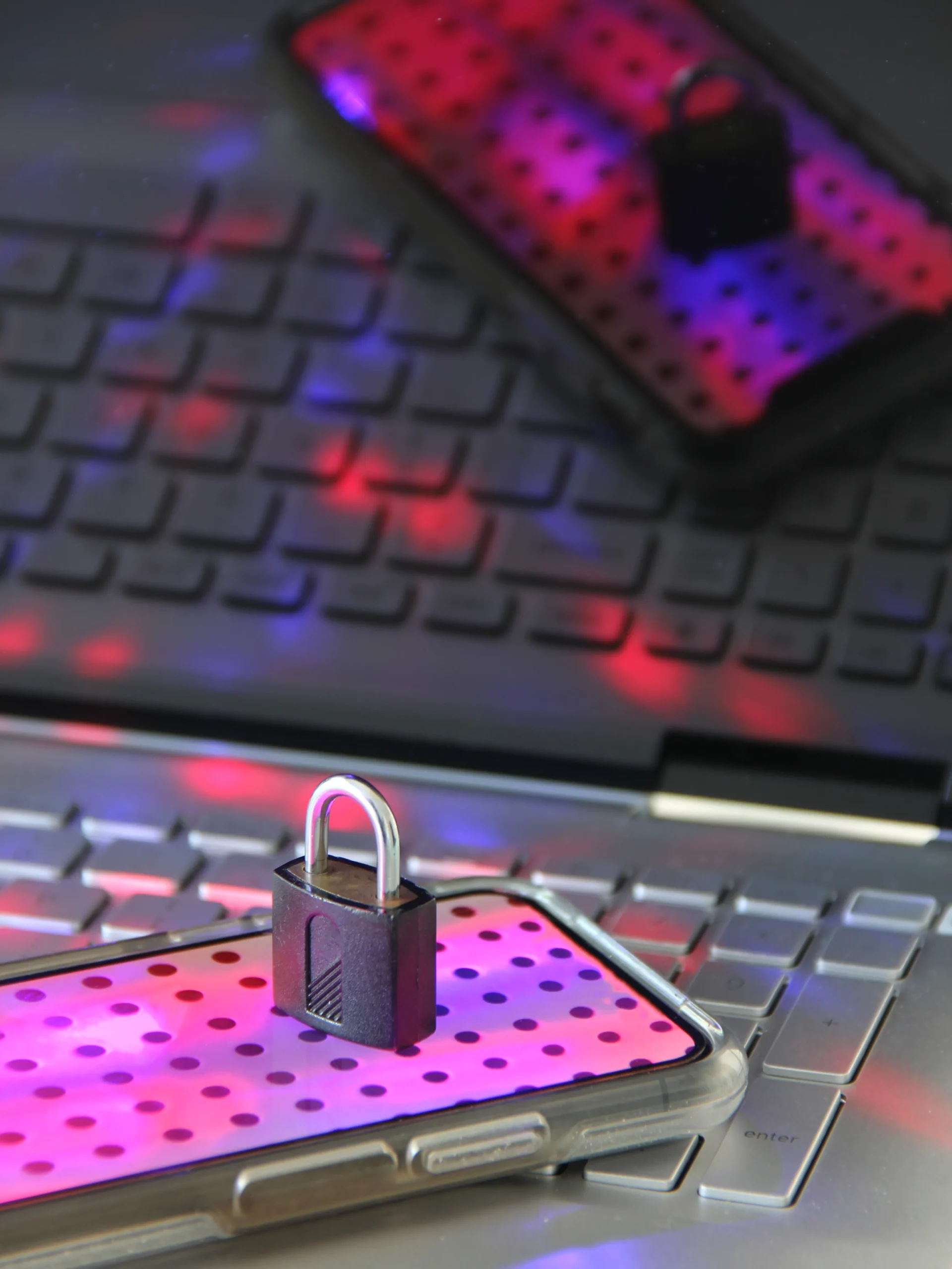 Cadenas sur smartphone et clavier, illustration de la cybersécurité mobile Habyss